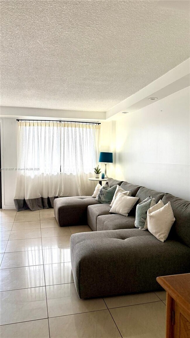 Foto del edificio - 301 Golden Isles Dr