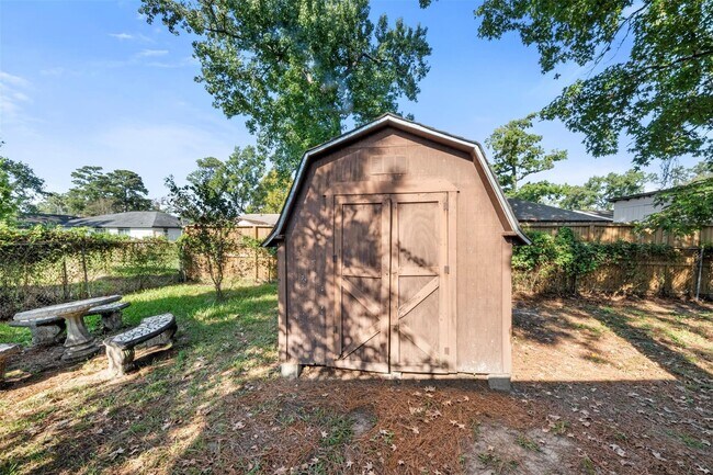 Foto del edificio - 9627 Glenwood Forest Dr