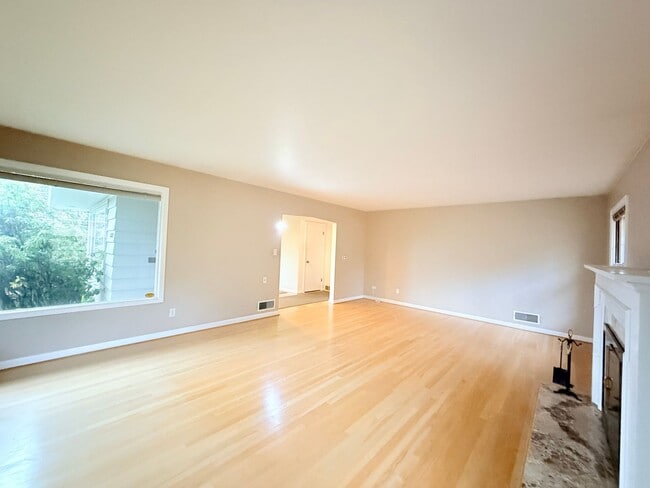 Foto del edificio - Beautiful 4 Bedroom Home with Fully Fenced Backyard!