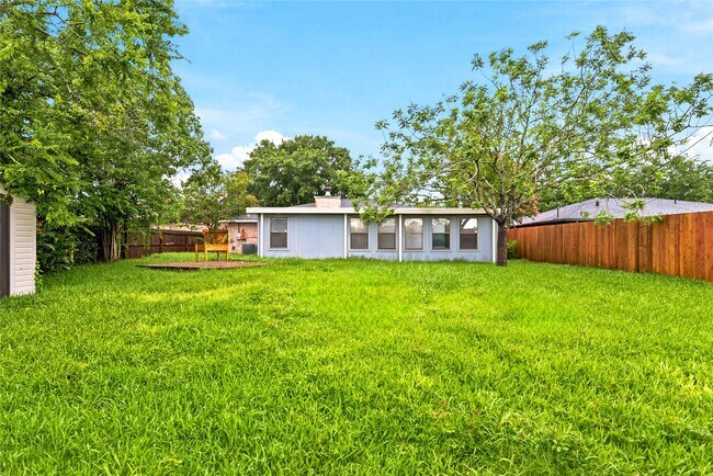 Foto del edificio - 6009 Leafwood Cir