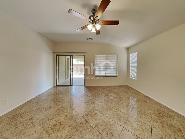 Foto del edificio - 3933 E Mica Rd