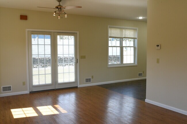Building Photo - 683 Easton Rd