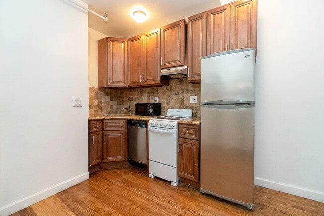 Building Photo - 156 W 15th St