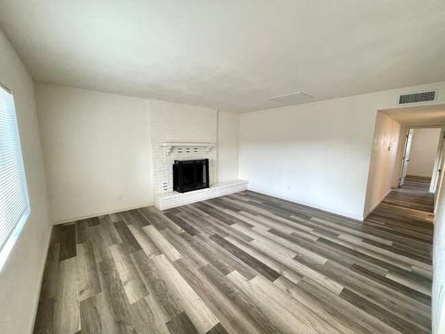 Foto del edificio - Beautifully Remodeled Large 3 Bedroom 2 Ba...