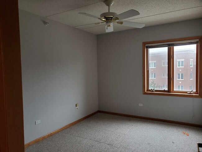 Building Photo - 650 S Des Plaines River Rd