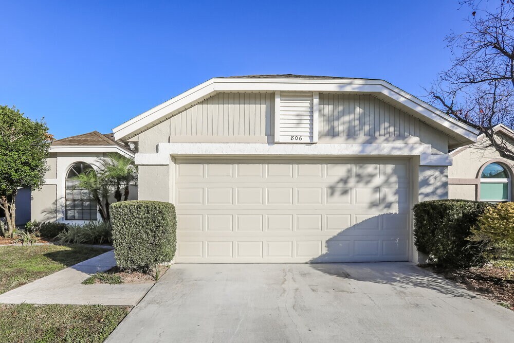 Foto principal - 806 E Charing Cross Cir