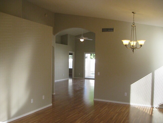 Foto del edificio - 1562 W Linda Ln