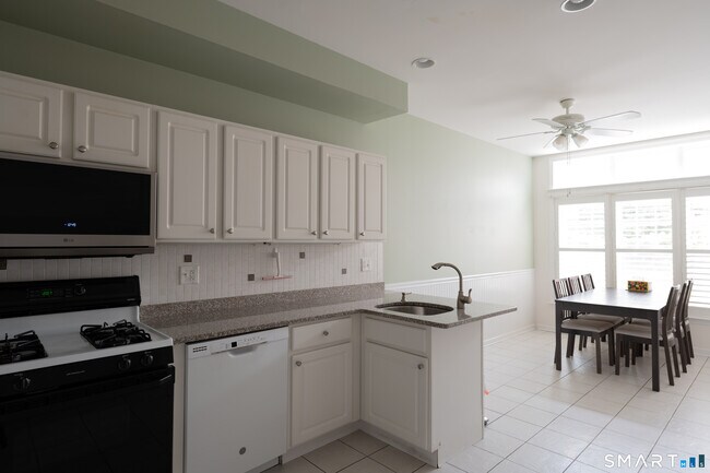 Foto del edificio - 291 Silver Brook Rd