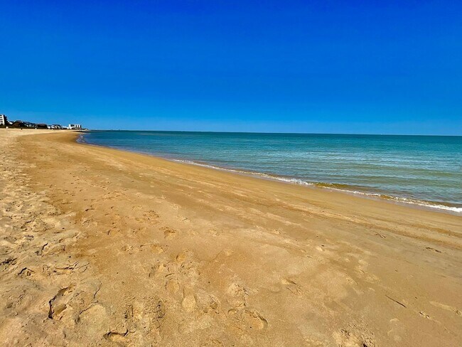 Foto del edificio - Freshly painted & Available NOW! Tri-Level...