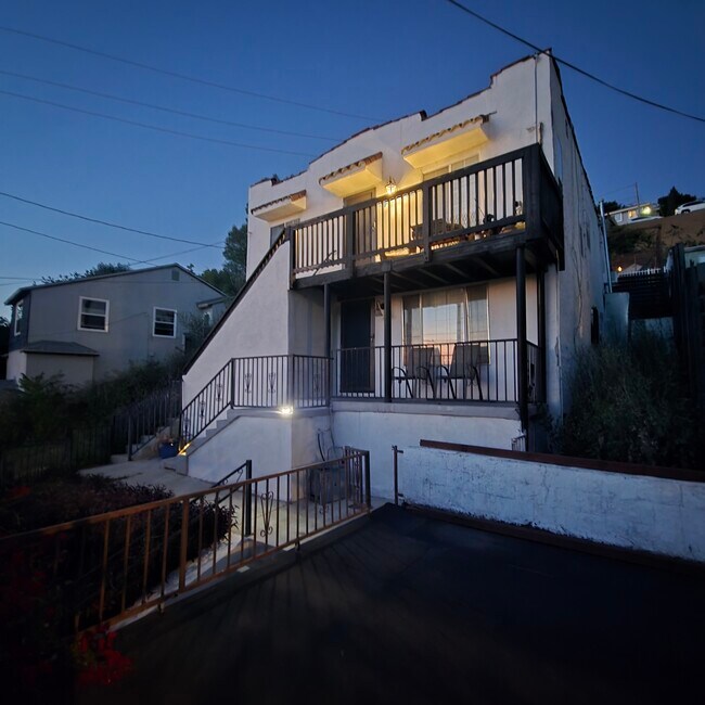 Bottom Unit - 1272 Van Pelt Ave