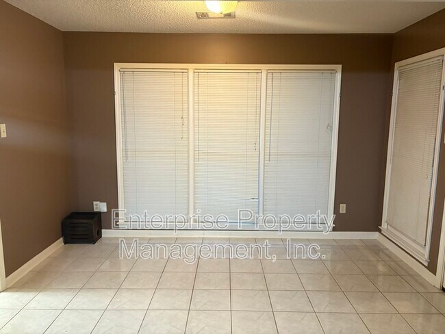 Foto del edificio - 6894 Hedgewood Ln