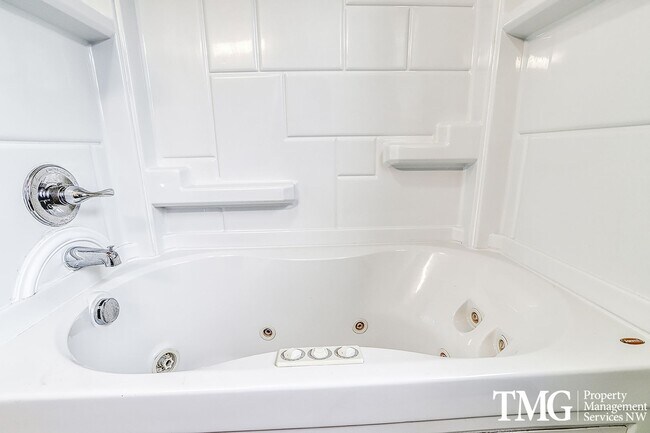 Foto del edificio - Great 2 Bed 1 Bath Home with Detached Offi...
