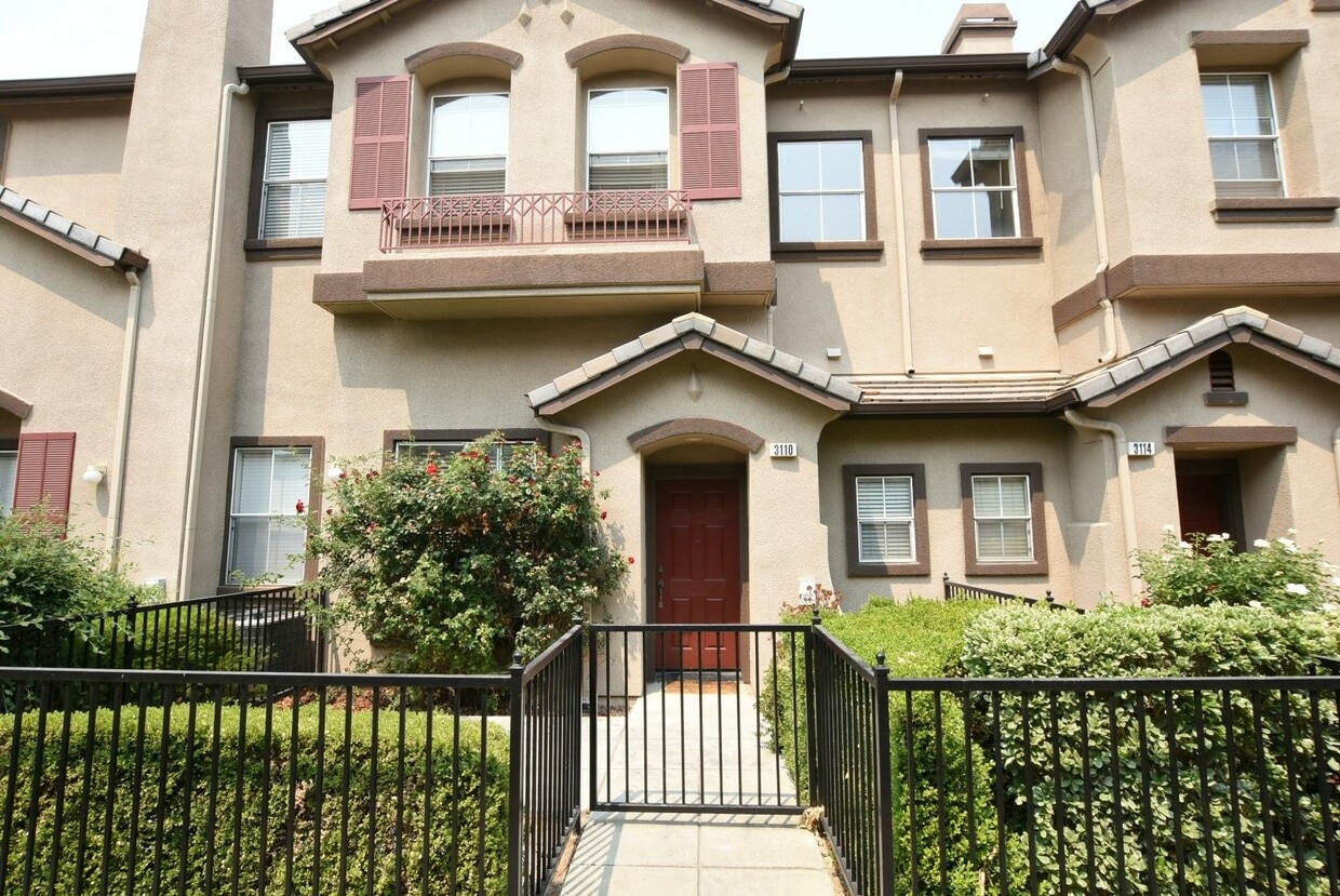 Primary Photo - Bright 3 Bedroom 2.5 Bath Tri Level Townho...