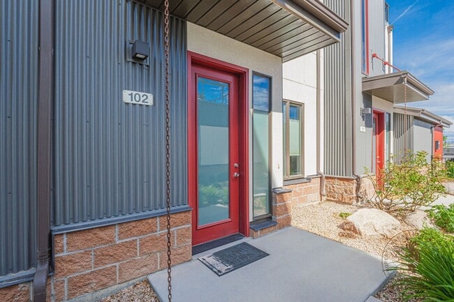 Building Photo - 859 Struthers Ave