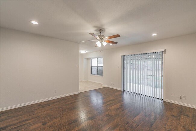 Foto del edificio - 6524 Stardust Dr N