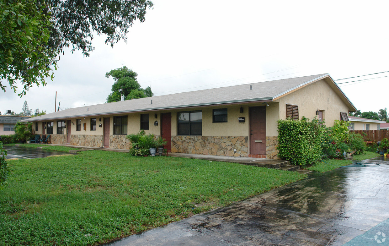 Primary Photo - 6901 Pembroke Rd