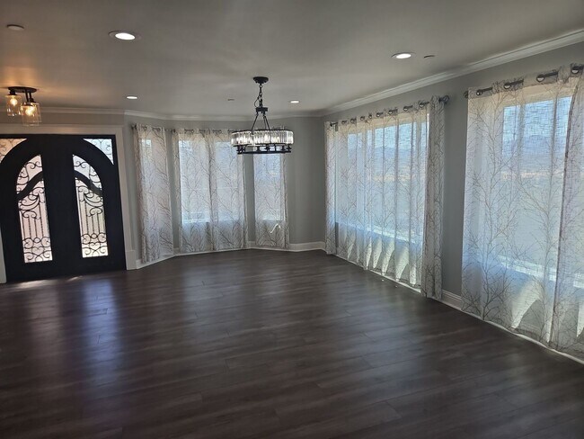 Foto del edificio - Custom 4 bedroom 3 bath in Hidden Valley Lake