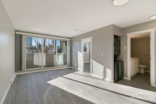 Building Photo - Modern 1-Bed + Den Condo in the Heart of S...