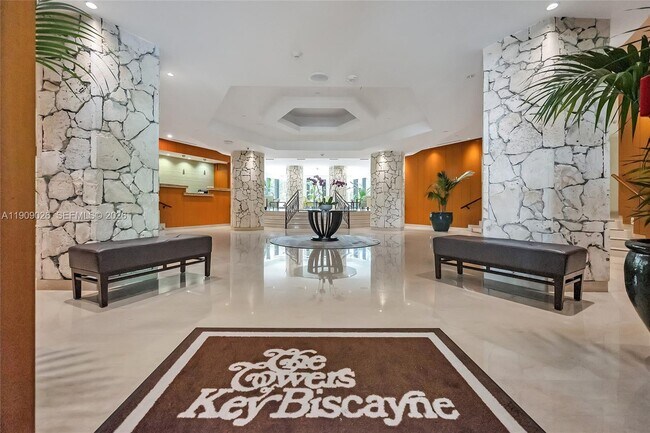 Foto del edificio - 1111 Crandon Blvd