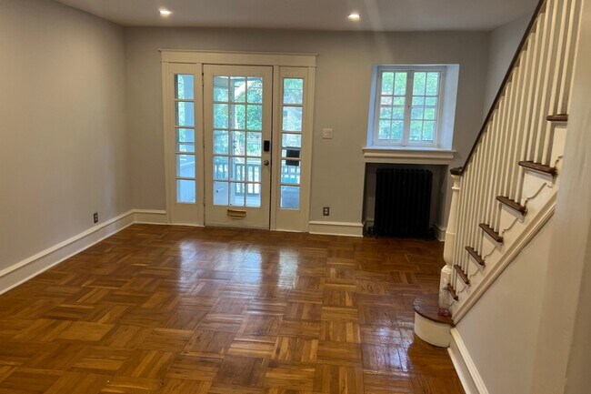 Foto del edificio - 110 E Roumfort Rd