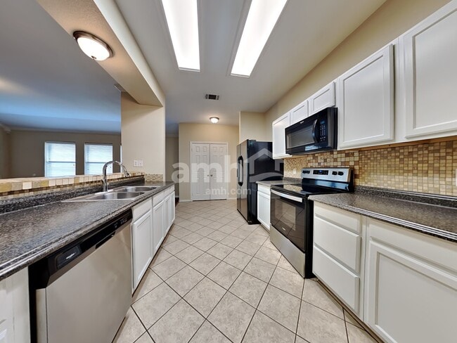 Building Photo - 1004 Lake Ridge Dr