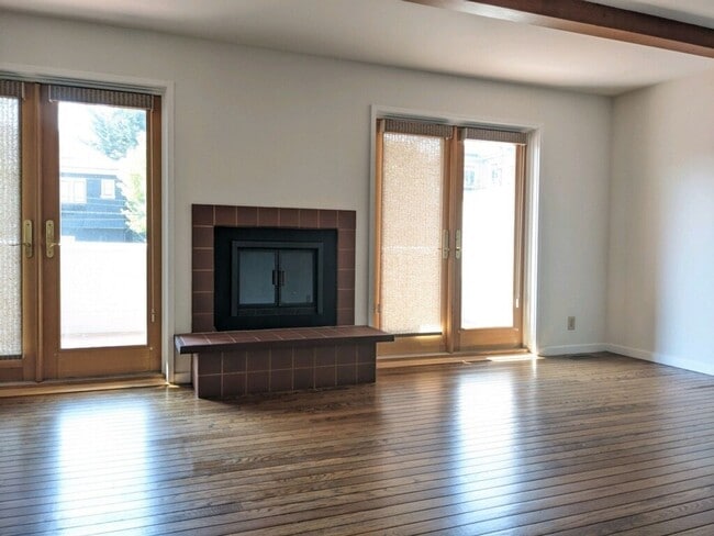 Building Photo - Sprawling 4+ Bed / 3 Bath Jordan Park Sing...