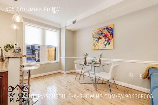 Foto del edificio - Renovated Townhome with Parking