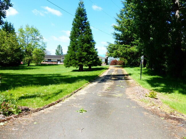 Foto del edificio - 4 bedroom Ranch with Acreage outbuilding a...