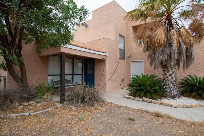 Building Photo - 922 Lago Vista Dr