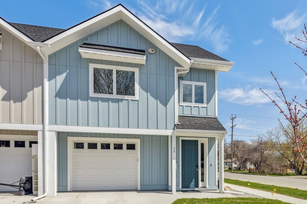 Primary Photo - 45 8th Ave W