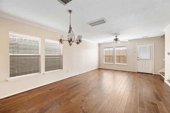 Building Photo - 722 Redwing Park Dr