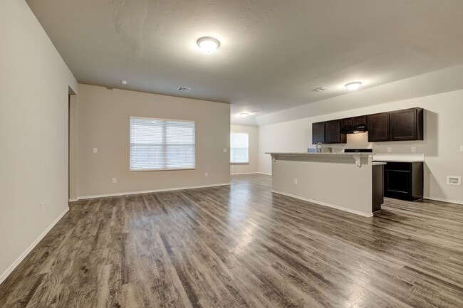 Building Photo - Beautiful 4 Bedroom / 2 Bathroom Home in Y...
