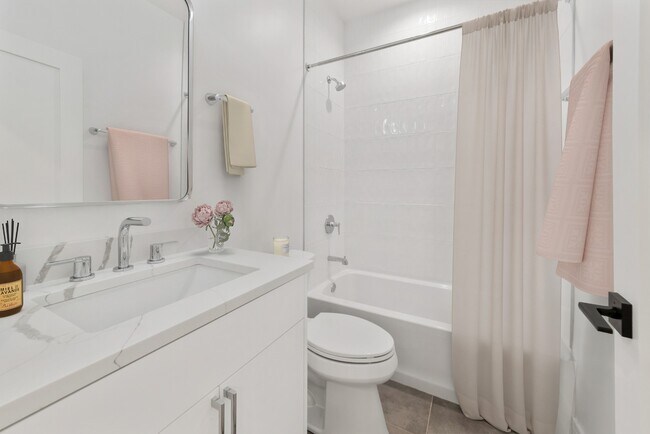 Building Photo - Renovated 2 bed 2 bath Apartment in the heart of Logan Square