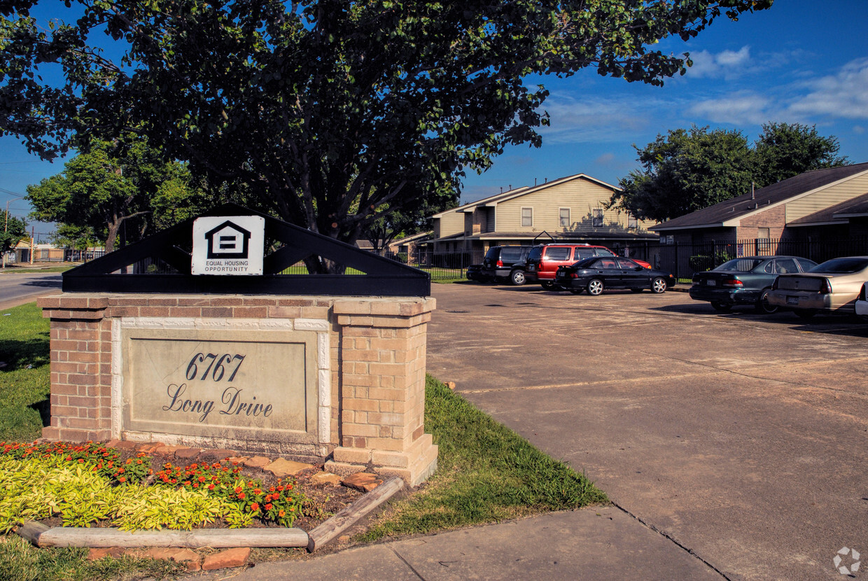 Foto del edificio - Long Drive Townhomes