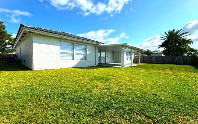Building Photo - 15840 SW 152nd Ct