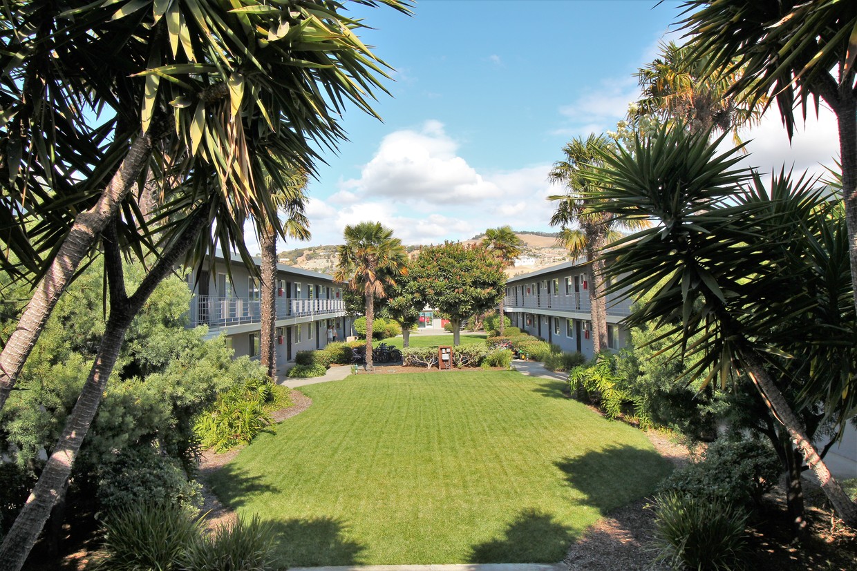 Primary Photo - Parklane Apartments