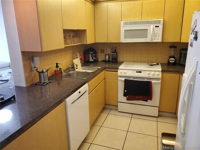 Foto del edificio - 17000 NW 67th Ave