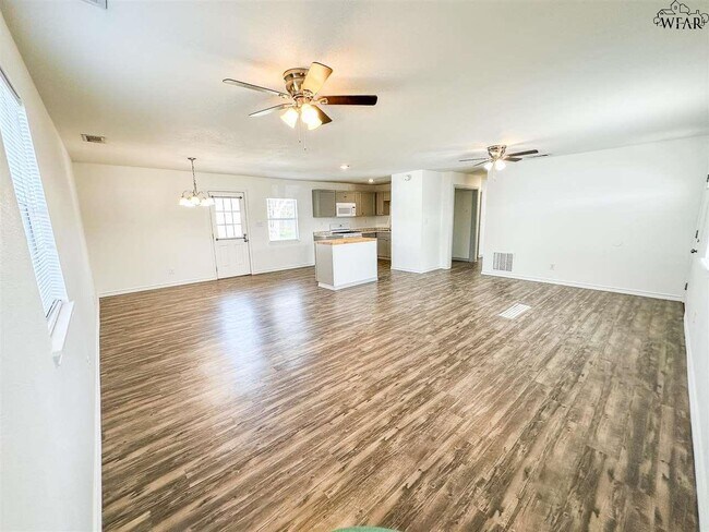 Building Photo - 124 James Dr