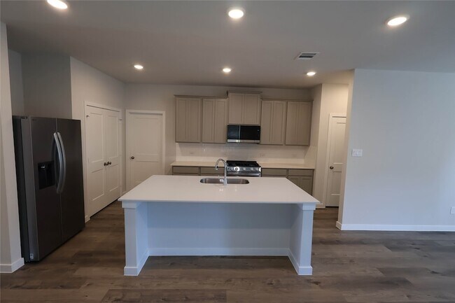 Building Photo - 7855 Bergamot Cir