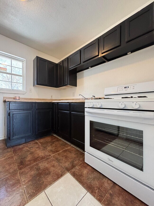 Foto del edificio - 921 N Fulbright Ave