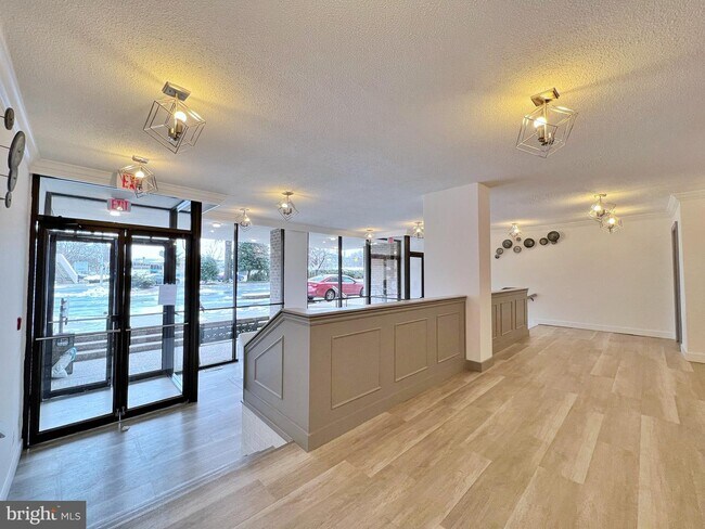 Building Photo - 4 Monroe Pl