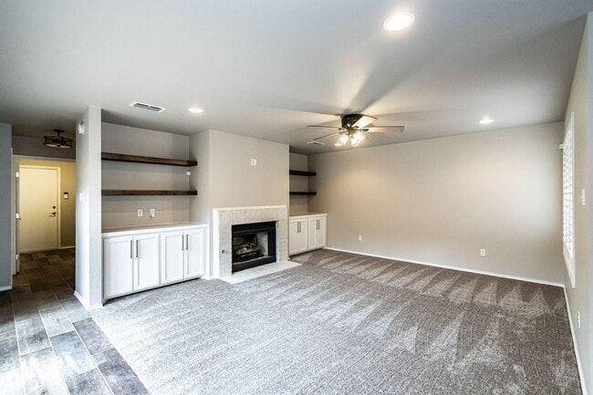 Building Photo - Stunning Townhome Located In Raintree Divi...