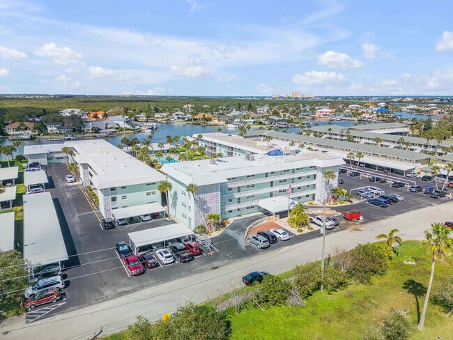 Foto del edificio - 325 N Causeway