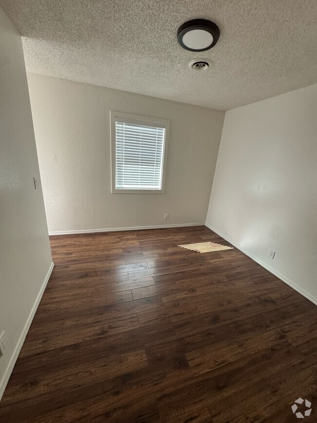 Building Photo - 994 Eastcrest Ct