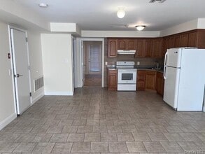 Building Photo - 384 W Montauk Hwy