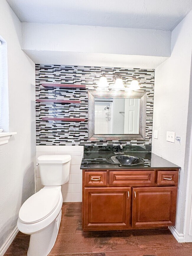 Building Photo - Updated 3 Bed - 1.5 Bath in OKC!