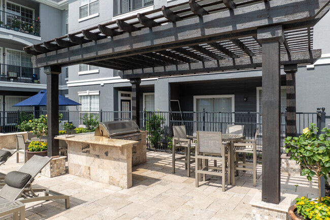 Outdoor Grill - Estates At Bellaire