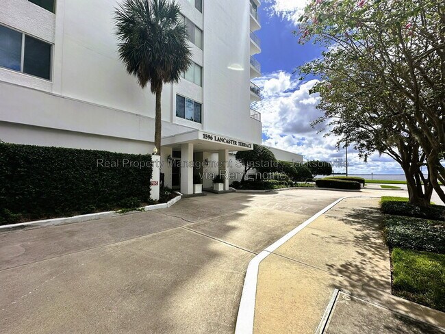Foto del edificio - 1596 Lancaster Terrace