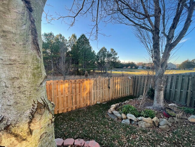 Foto del edificio - 4036 Holly Villa Cir