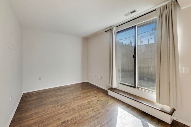 Foto del edificio - 2743 N Wayne Ave